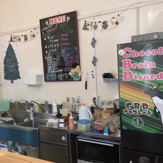 山田町「HOLA!TACOS」国道沿いにあるタコス屋さん、前から気になっていたのでお昼に食べてみました!ほろほろと柔らかい牛肉とアボカドなど具沢山でジューシー‥店内で食べて正解(車の中だと大惨事に)サルサソースは三つから選べて嬉しい!二個注文がオススメです 