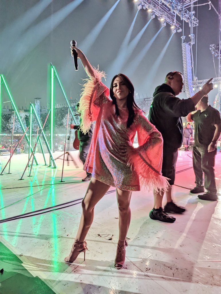 RivaPopMusic's tweet photo. Nunca imaginé que la noche de velitas de este 2022 iba a estar parada en el Foro Sol (si, EL FKN FORO SOL) haciendo lo que amo acompañada de mi familia en México.
Que lindo todo. 
Mamá, DonAr, Nene, Amor, aquí estamos.
Gracias vida, gracias familia @los40mx #LaSantaFiesta https://t.co/fWAG8JFKSS