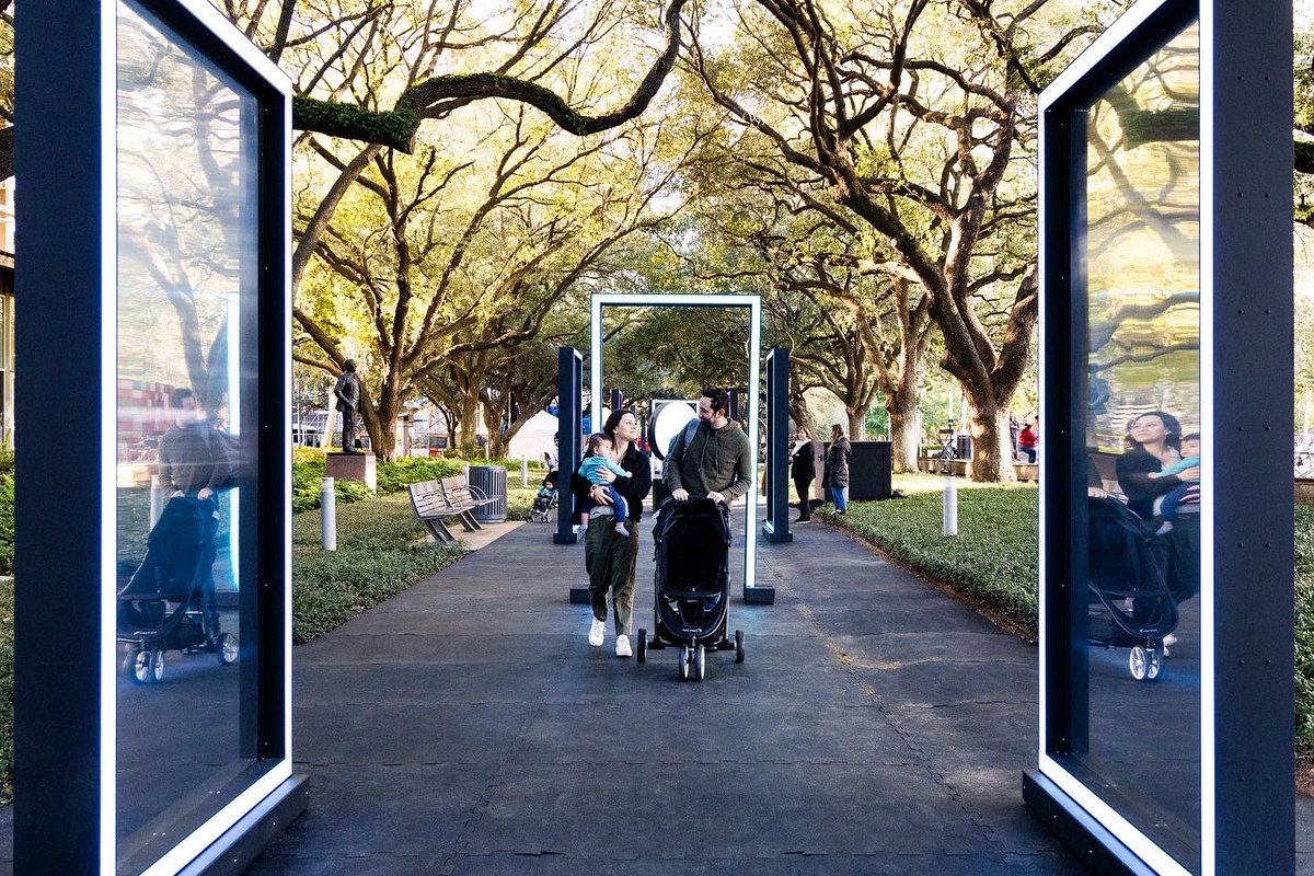 DiscoveryGreen's tweet image. Take your next family portraits at Discovery Green! Solstice by @IregularStudio is the perfect background with a range of lights and colors! On display until February 14!