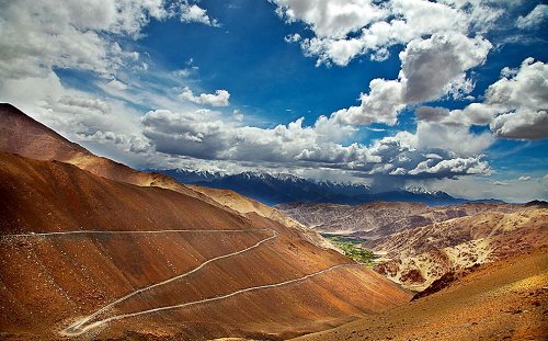 RisingKashmir's tweet photo. #Ladakh: ย The Land of #HighPasses & Walls of #Caves
Writes Mohammad Hanief https://t.co/yfVkM4sJkW https://t.co/GXpXXysExk
