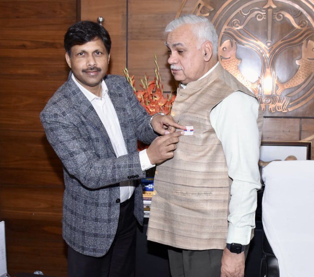 dr_hariom_ias's tweet photo. मुख्य सचिव,उत्तर प्रदेश को कल पूर्व सैनिक कल्याण बोर्ड के अधिकारियों ने सशस्त्र सेना झण्डा दिवस की बधाई दी।मुख्य सचिव महोदय ने पूर्व-सैनिक कल्याण कोश में अपना अंशदान भी दिया।
#ChiefSecUP #drhariomias #FlagDay https://t.co/5ol2Ai4ElG