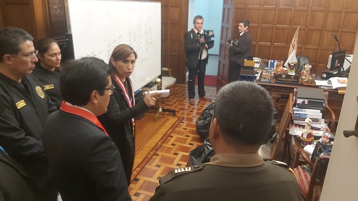 La Fiscalia de la Nación viene realizando operativos simultáneos en Palacio de Gobierno, la PCM y diversos ministerios, para recabar elementos de convicción respecto a la investigación que se le sigue al expresidente Pedro Castillo por el presunto delito de rebelión.