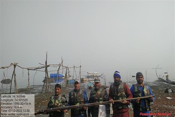 RisingKashmir's tweet photo. 10 feet long #punt gun seized in #Watlab area of #Sopore
Reports @i_noor2022 https://t.co/bb47zqcoww https://t.co/5MNpOa4yCr