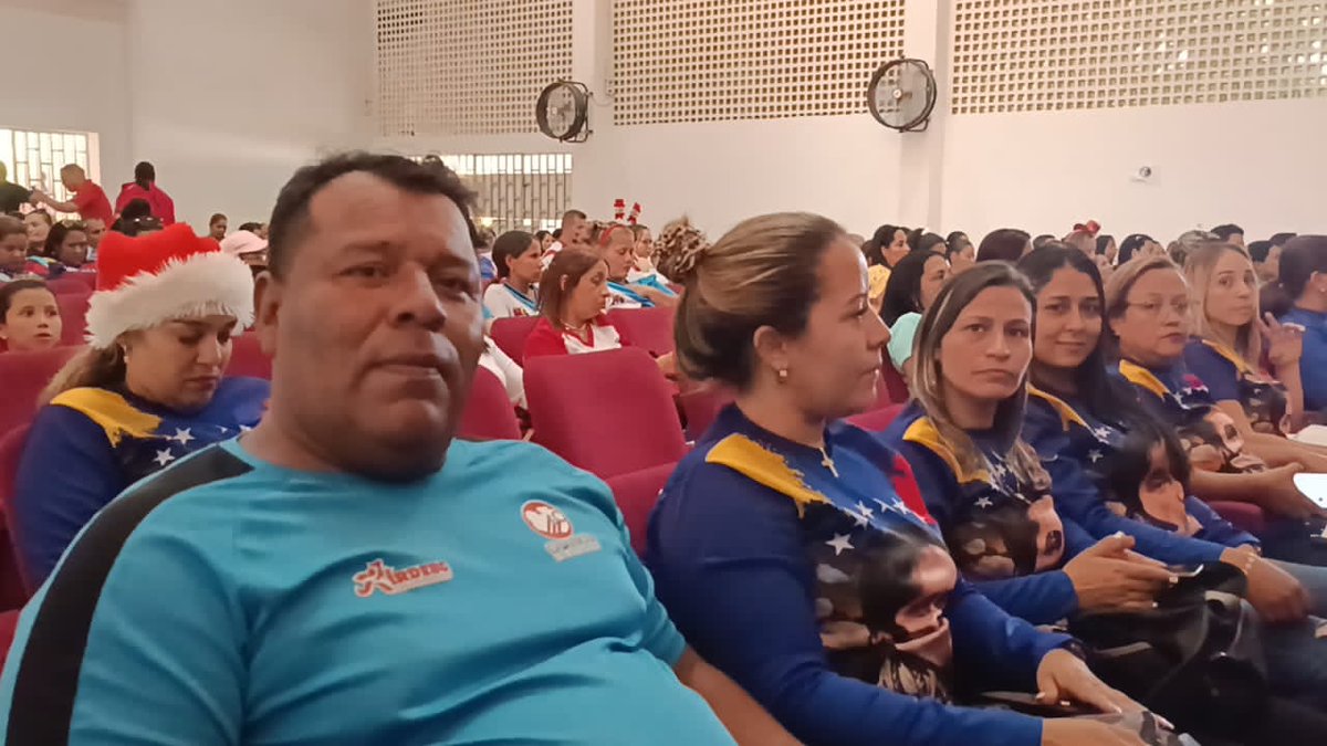 El Simposio: 'Políticas Educativas, Espacios para la Convivencialidad Institucional', contó con la presencia de la A/Ú Educativa MSc.@RiveroJilberto2 en el municipio Roscio. 
#GuáricoPotenciaEducativa
#VenezuelaIndestructible

@MPPEDUCACION
@Gob_Guarico 
@josemvasquez