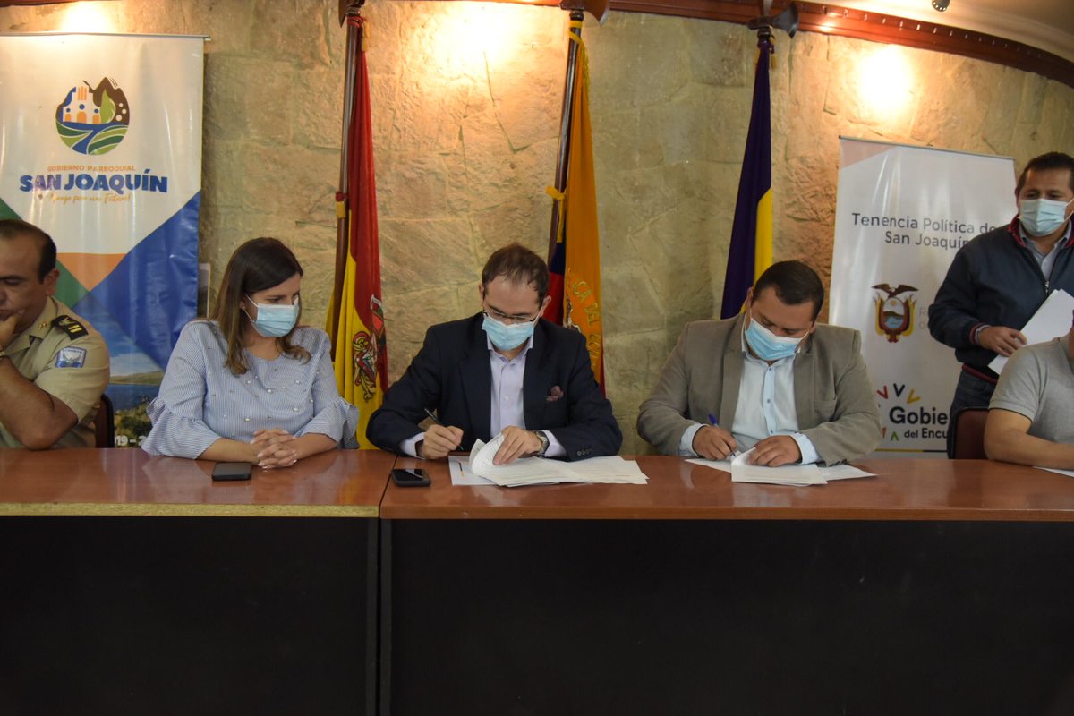 tefavintimilla's tweet photo. Hoy fuimos parte de la firma del convenio de cooperación entre @goberazuay por  nuestro gobernador @matiasabadm y el @GADSanJoaquin 

Con el objetivo de brindar mayor seguridad a quienes viven en esta parroquia recibirán alarmas comunitarias. 🚨 https://t.co/g1zcYlo1ok