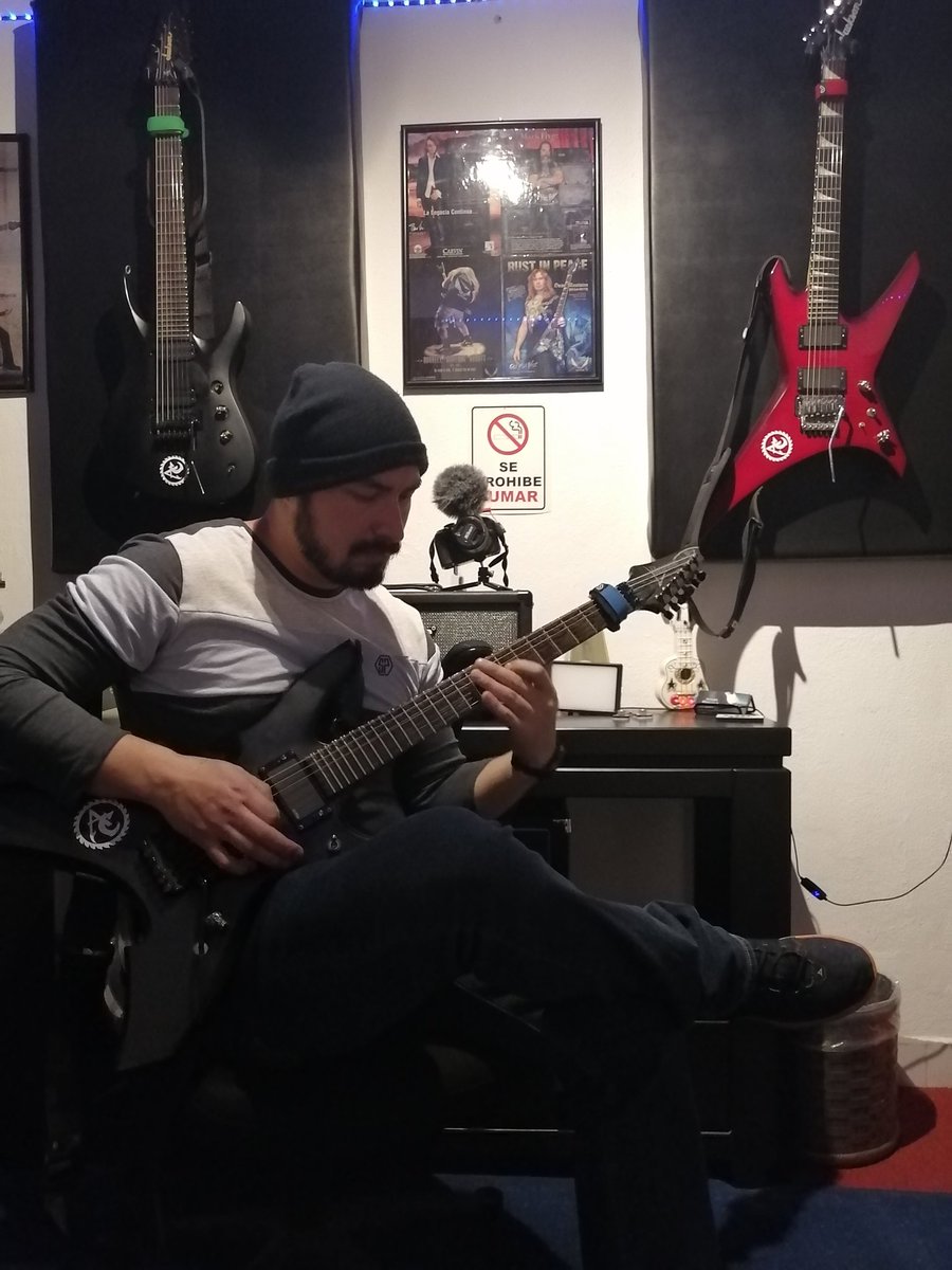 Retomando el estudio 🎸🎵🤘🏼☕.
#workinghard
#jacksonguitars
#itsinmyblood
#GruvGear
#ibanezguitars 
#recordingstudio
#estudioorbital
#producerlife