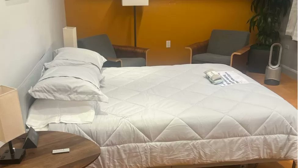 unusual_whales's tweet image. BREAKING: The BBC has been given photos of Twitter office space that has been converted into bedrooms, which San Francisco authorities are probing as a possible building code violation.

Here is one, with a double bed, including a wardrobe and slippers.