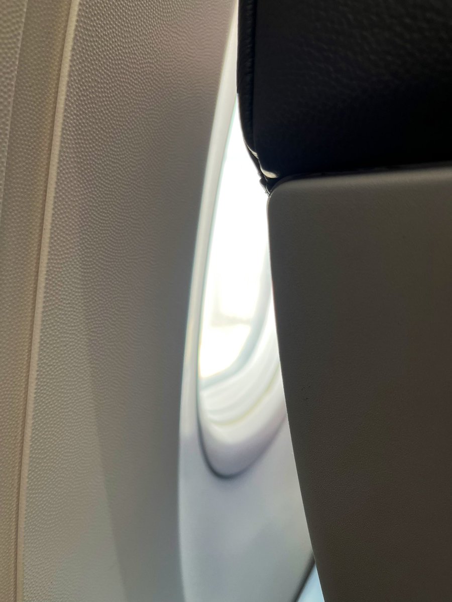 MVEG001's tweet image. Hmmm, indelible note to self: as a lifelong window-seat flyer, *do not* sit in 9A… #NoWindow 😳 Wish the app told me that @VirginAustralia! #Please 🙏🏼 The @Qantas app usually does…. #JustSaying 😊 Super-keen for a quick trip home! ✈️  #VelocityGold #QFFGold #GoingPlatinum 💫