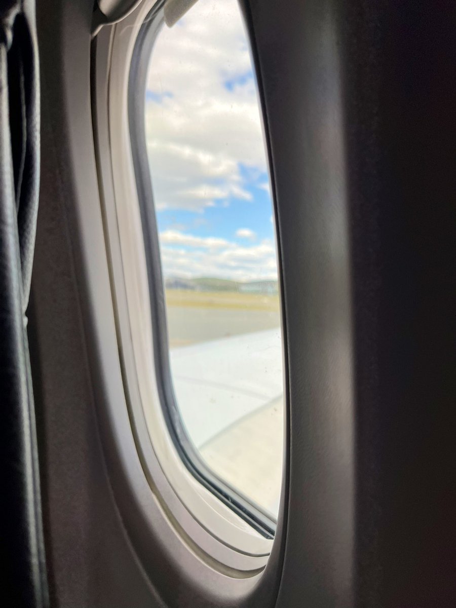 MVEG001's tweet image. Hmmm, indelible note to self: as a lifelong window-seat flyer, *do not* sit in 9A… #NoWindow 😳 Wish the app told me that @VirginAustralia! #Please 🙏🏼 The @Qantas app usually does…. #JustSaying 😊 Super-keen for a quick trip home! ✈️  #VelocityGold #QFFGold #GoingPlatinum 💫