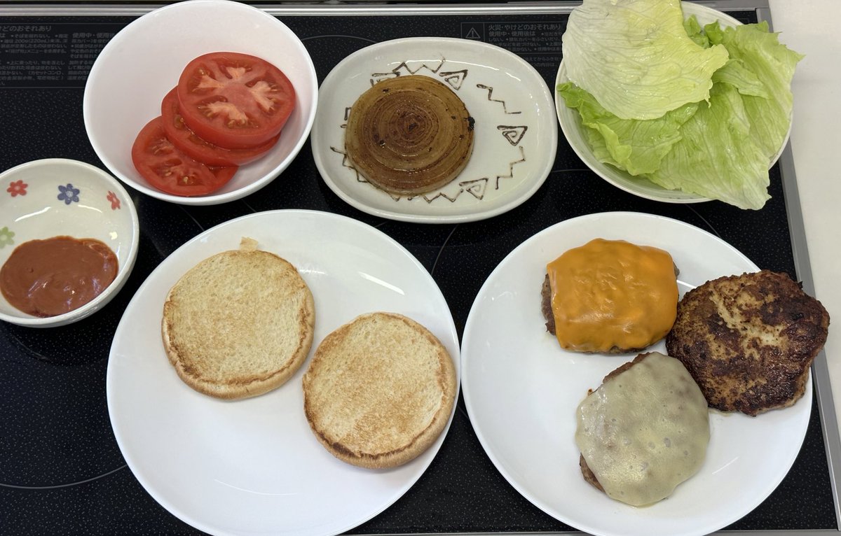AladdinGodspeed's tweet photo. ランチ糖質制限は、LEAN BURGER`Sさんのフードロスセット😊

冷凍のバンズとパティが届くので、後は説明書通りに作ります✨

今回はアレンジして、合挽き肉チーズ＆チェダーチーズバーグ100g×2を追加し、トリプルバーグのタワーに‼️😆

糖質5.5gのバンズが素晴らしい👏

１個でお腹いっぱい😋 https://t.co/kIPedfRWSD
