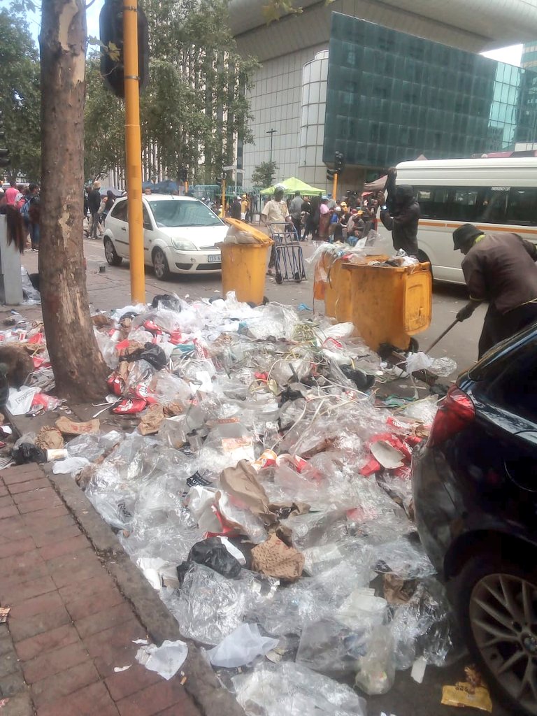 JoburgMPD's tweet photo. STOP ILLEGAL DUMPING!!!

Illegal dumping is a health hazard to the environment. Please be considerate of other people's health.

This 👇 is extremely wrong and a bad habit!!! https://t.co/SJkTEzFYIH