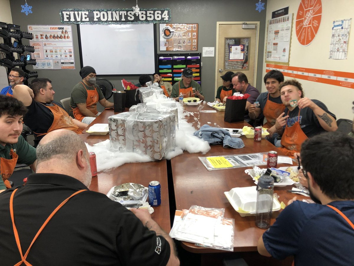 Celebrating our Unloaders and Overnight freight teams with Brisket Potato’s for dinner. Also talking the time to recognize some associates with Homers for all their hard work. Keep up the great work team. 🎉 #FRTA2022 @elizondo_iii @AlexSal2911 @BrendanMcDowel9 @HRMThomasTHD
