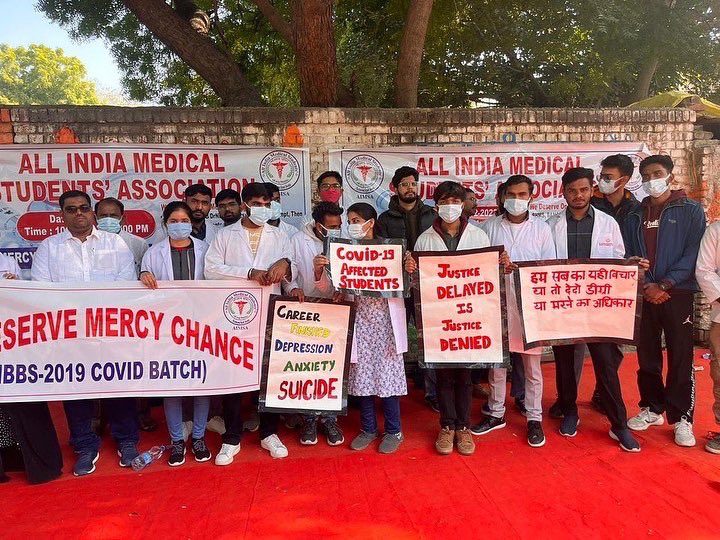 DrJsinghRajawat's tweet photo. We are mbbs students of 2019- Covid batch are suffering for a chance under NMC RULES are doing protest at JANTAR MANTAR DELHI under @official_aimsa we deserve a chance. #AIMSA @NMC_IND @PMOIndia @MoHFW_INDIA @narendramodi @ANI @ABPNews #JantarManterDelhi https://t.co/LiKgUZepbN