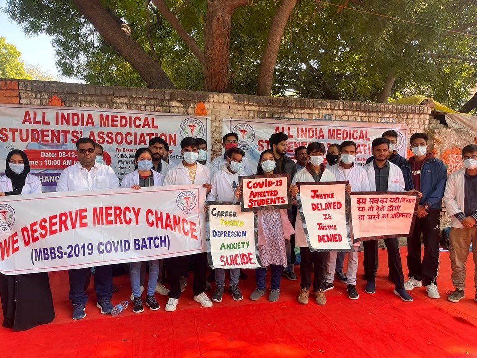 DrJsinghRajawat's tweet photo. We are mbbs students of 2019- Covid batch are suffering for a chance under NMC RULES are doing protest at JANTAR MANTAR DELHI under @official_aimsa we deserve a chance. #AIMSA @NMC_IND @PMOIndia @MoHFW_INDIA @narendramodi @ANI @ABPNews #JantarManterDelhi https://t.co/LiKgUZepbN