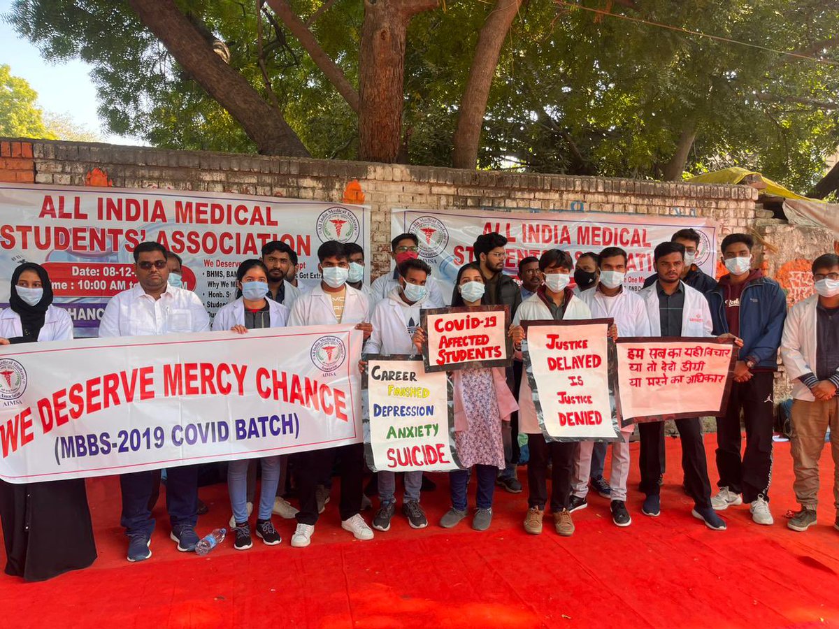 official_aimsa's tweet photo. We are mbbs students of 2019- Covid batch are suffering for a chance under NMC RULES are doing protest at JANTAR MANTAR DELHI under @official_aimsa we deserve a chance. #AIMSA @NMC_IND @PMOIndia @MoHFW_INDIA @narendramodi @ANI @ABPNews #JantarManterDelhi https://t.co/DbhPPUDEFJ