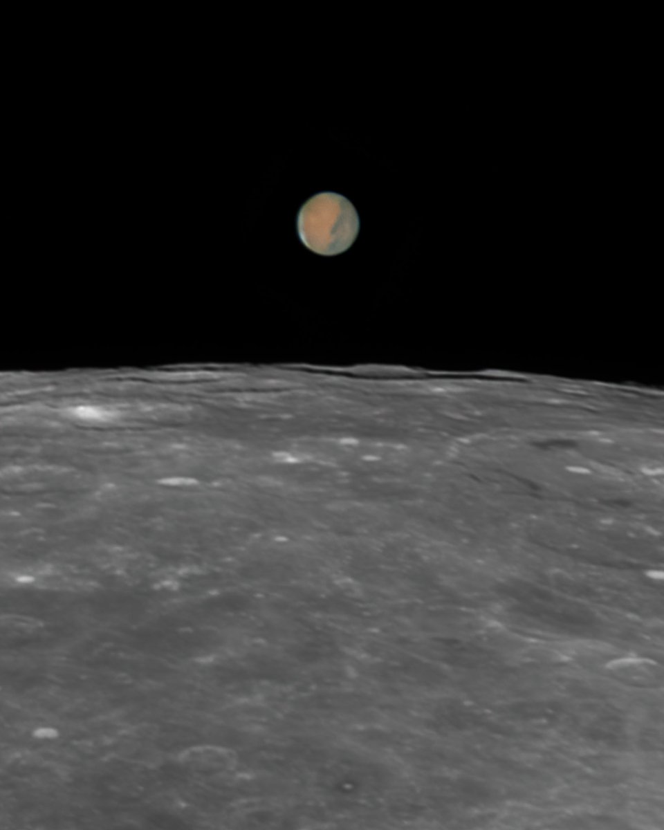 astrofalls's tweet photo. I captured Mars tonight as it rose above the moon!!!! https://t.co/jf0ptNynDu