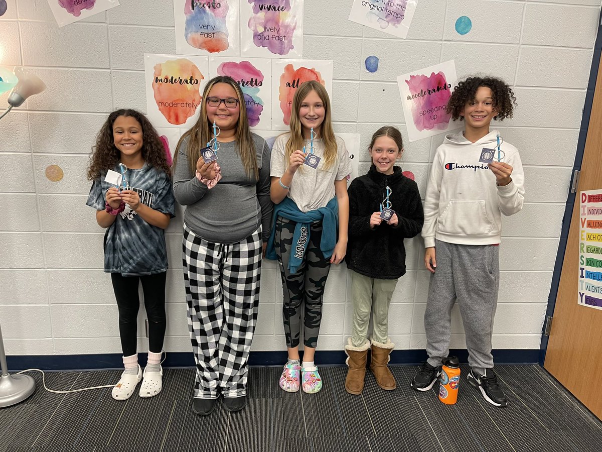 ITChoirRoom's tweet photo. A service project, history of treble clef lesson, AND a little friendly competition!? Sounds like a Whacky Wednesday to me! These kiddos loved making candy cane treble clefs for our feeder elementary schools. Hope they enjoy them! @BarackmanBrian https://t.co/Z42pGsdGwJ