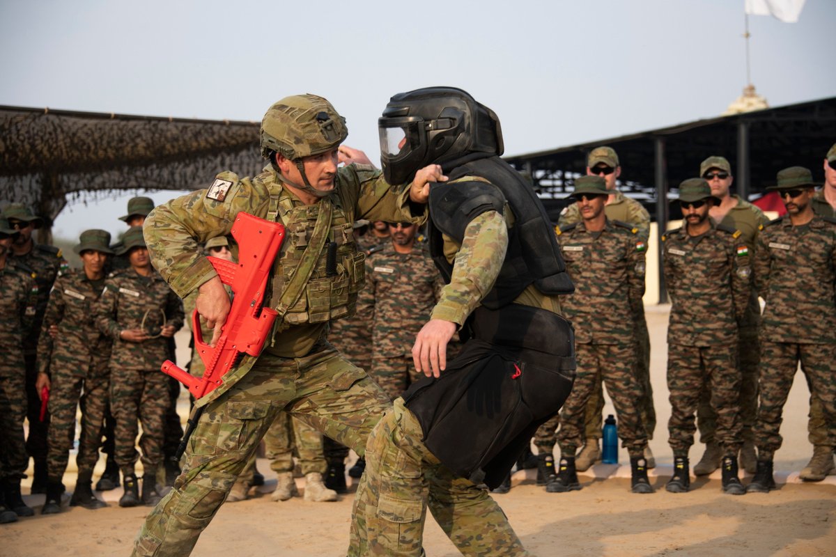 AustralianArmy's tweet photo. #POTD || Check out these incredible scenes from Exercise Austrahind 🇮🇳 🇦🇺 

#AusArmy soldiers have deployed to India to join the @adgpi for Exercise Austrahind where they are conducting a series of training exercises in the Rajasthan Desert.

📸 Sandra Seman-Bourke https://t.co/INozWMbf7R