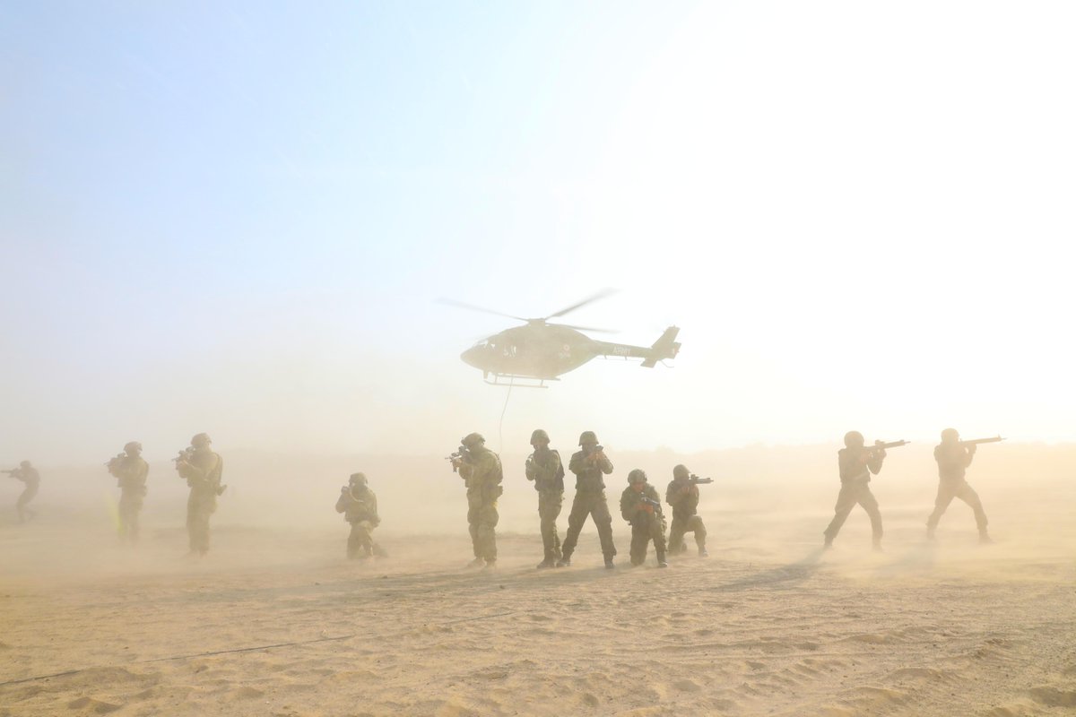 AustralianArmy's tweet photo. #POTD || Check out these incredible scenes from Exercise Austrahind 🇮🇳 🇦🇺 

#AusArmy soldiers have deployed to India to join the @adgpi for Exercise Austrahind where they are conducting a series of training exercises in the Rajasthan Desert.

📸 Sandra Seman-Bourke https://t.co/INozWMbf7R