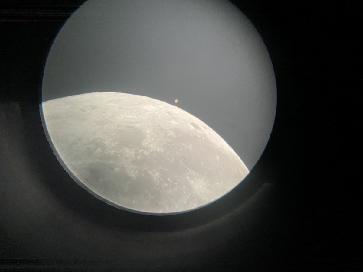 mattymath83's tweet photo. #moon and #mars occultation from this evening. https://t.co/3Y27KRXc6s