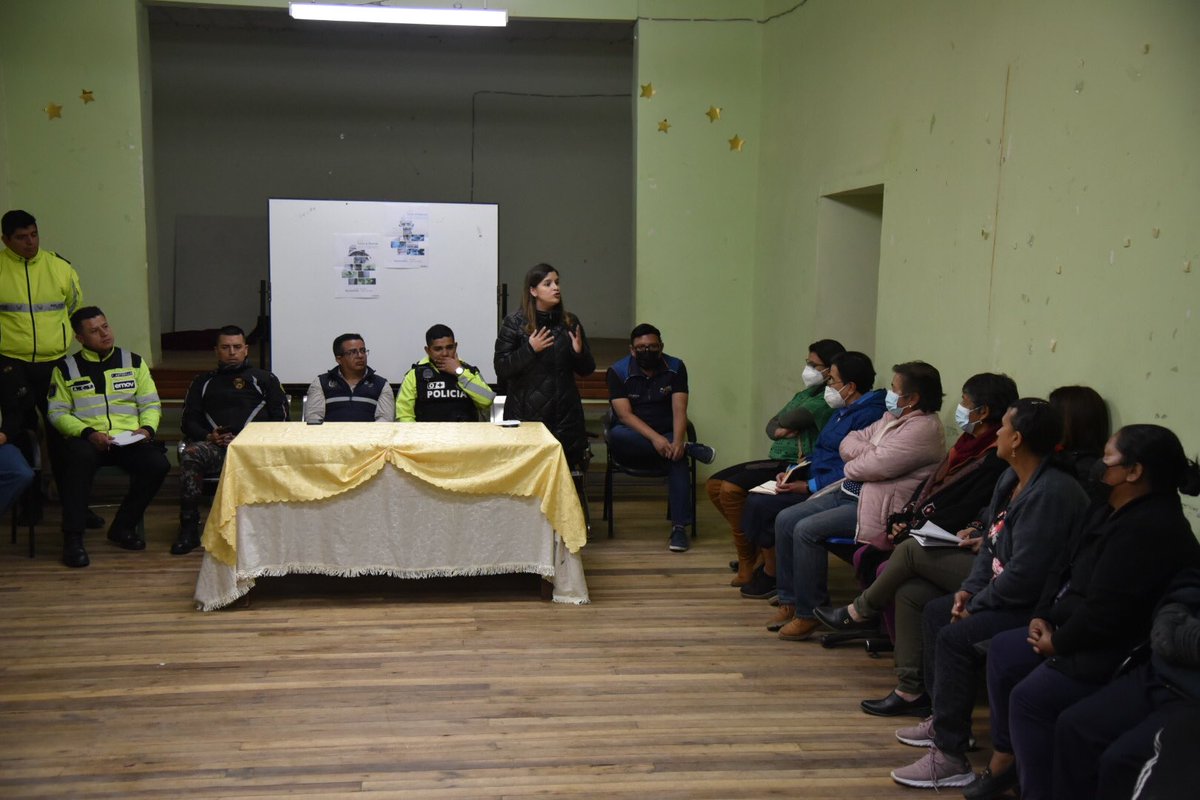 tefavintimilla's tweet photo. ¡Comprometidos por la seguridad!🚨

Esta noche nos reunimos con los dirigentes de #Lazareto, para solventar las necesidades de este sector.

✅Capacitaciones con @PoliciaEcuador a los brigadistas.

✅Realizaremos la inspección para habilitar el UPC.

✅Incrementó de operativos. https://t.co/1hJdDnu1S2