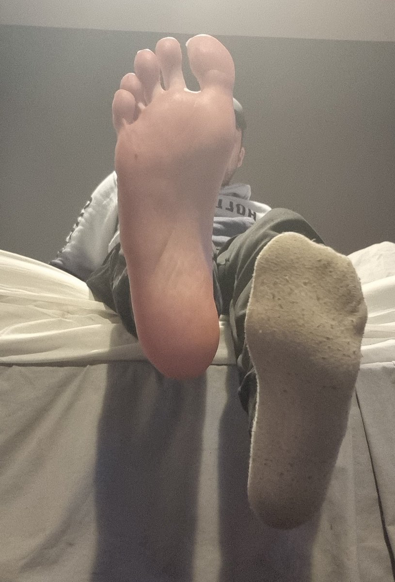 Sable_Felix's tweet photo. #findom #footworship #whitesox @MaleFeetCentral @malefeetretweet https://t.co/Vm8JTkKQ5K
