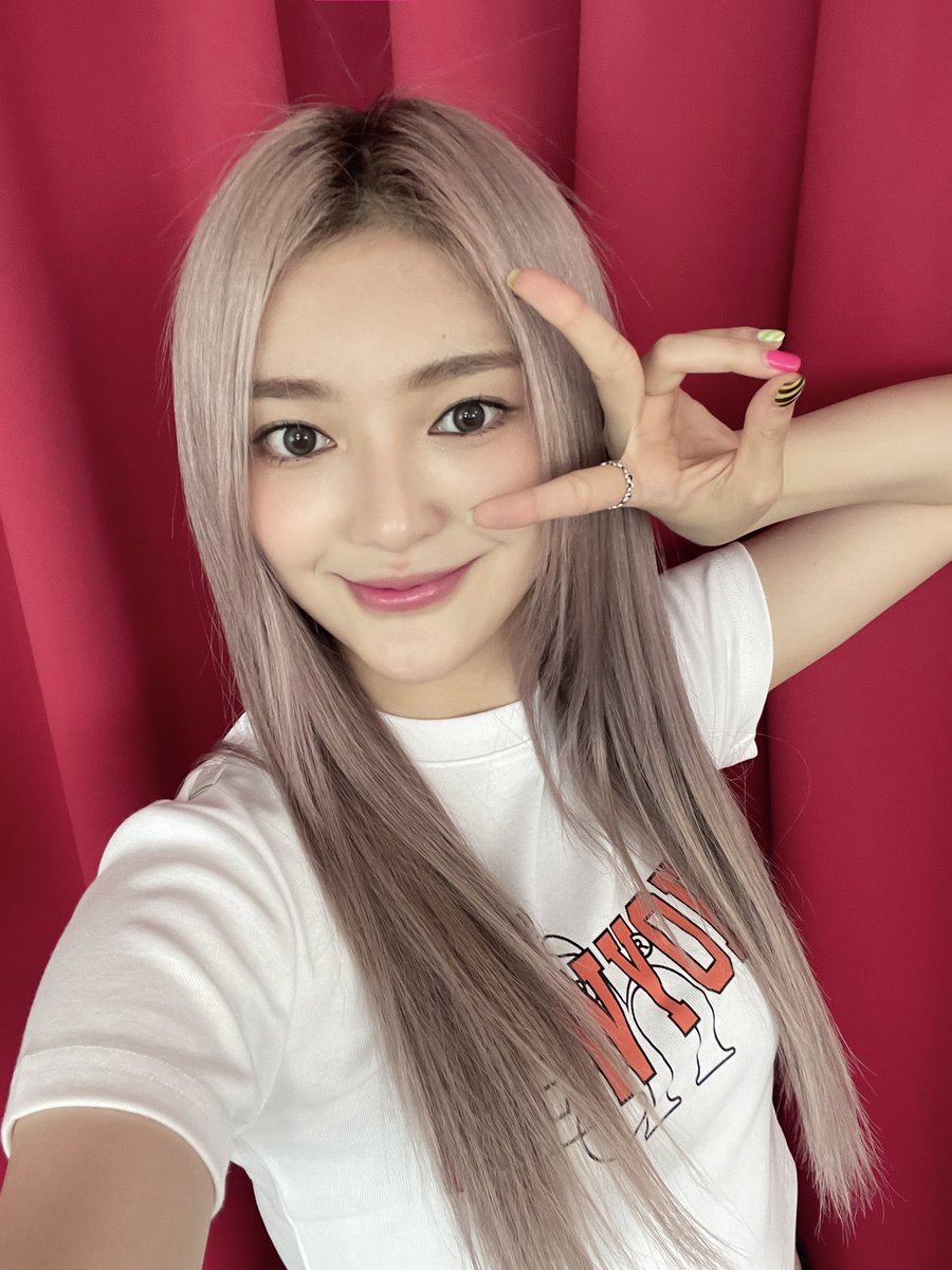 choyeonarchive's tweet photo. “As bugAboo Choyeon, I’ll say goodbye, but I’ll show you my best self as Kim Choyeon, so please continue to support me! I’ll continue to love you a lot from now on 🤍 Thank you :)” https://t.co/jZ838UgnBV