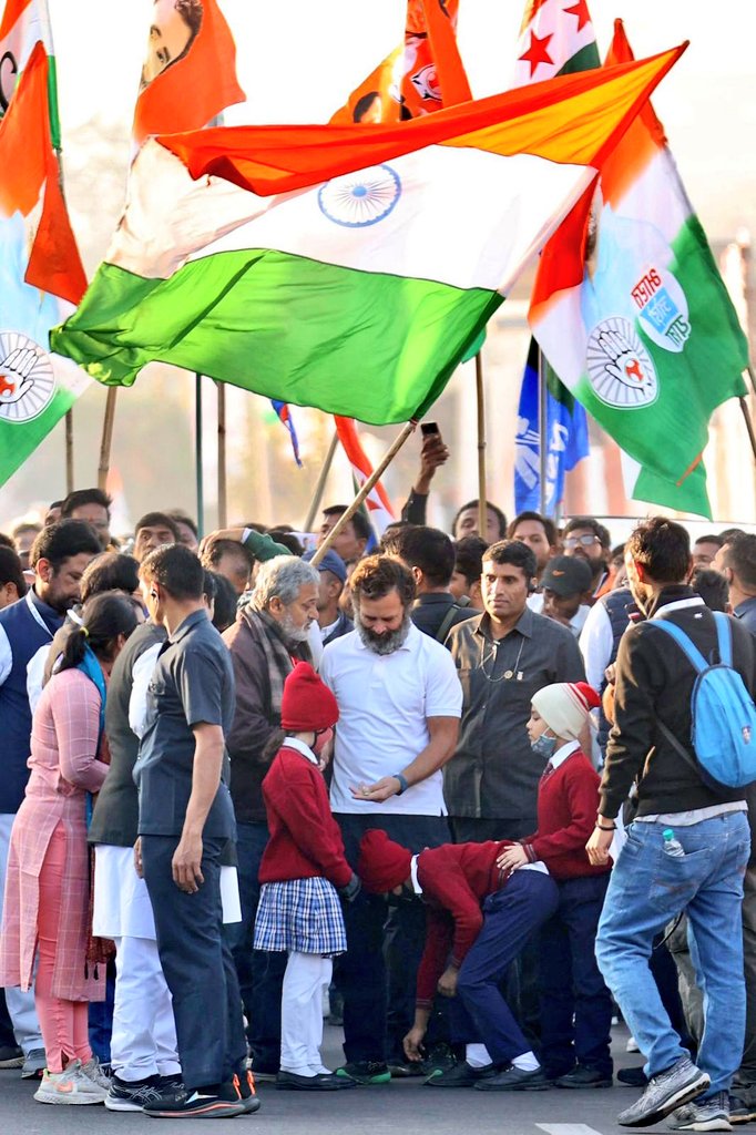 IYC's tweet photo. हिंदुस्तानी संस्कार... 🇮🇳💯 https://t.co/b7uROrdBje
