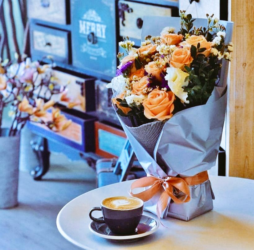 #صباح_الخيرᅠ
مَن عاشَ صفراً من الأخلاق والأدبِ
يحيا فقيراً ولـو يمشي على الذهـبِ

مـا قـيـمـةُ المـرءِ إلا طـيـبُ جـوهـرهِ
لا مـا حــواهُ مِـن الأمـوالِ والحـسـبِ