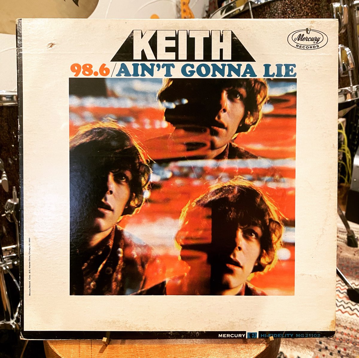 KEITH「98.6/AIN’T GONNA LIE」
年末に近づいてくると何故か聴きたくなる盤。一曲目Ain't gonna lieのイントロのバッキング2拍で既に有難うございます…って感じです。とにかくジェリーロスサウンドが好きなんです。
#vinyl #record #keith #aintgonnalie #jerryross #softrock #newyorkshuffle