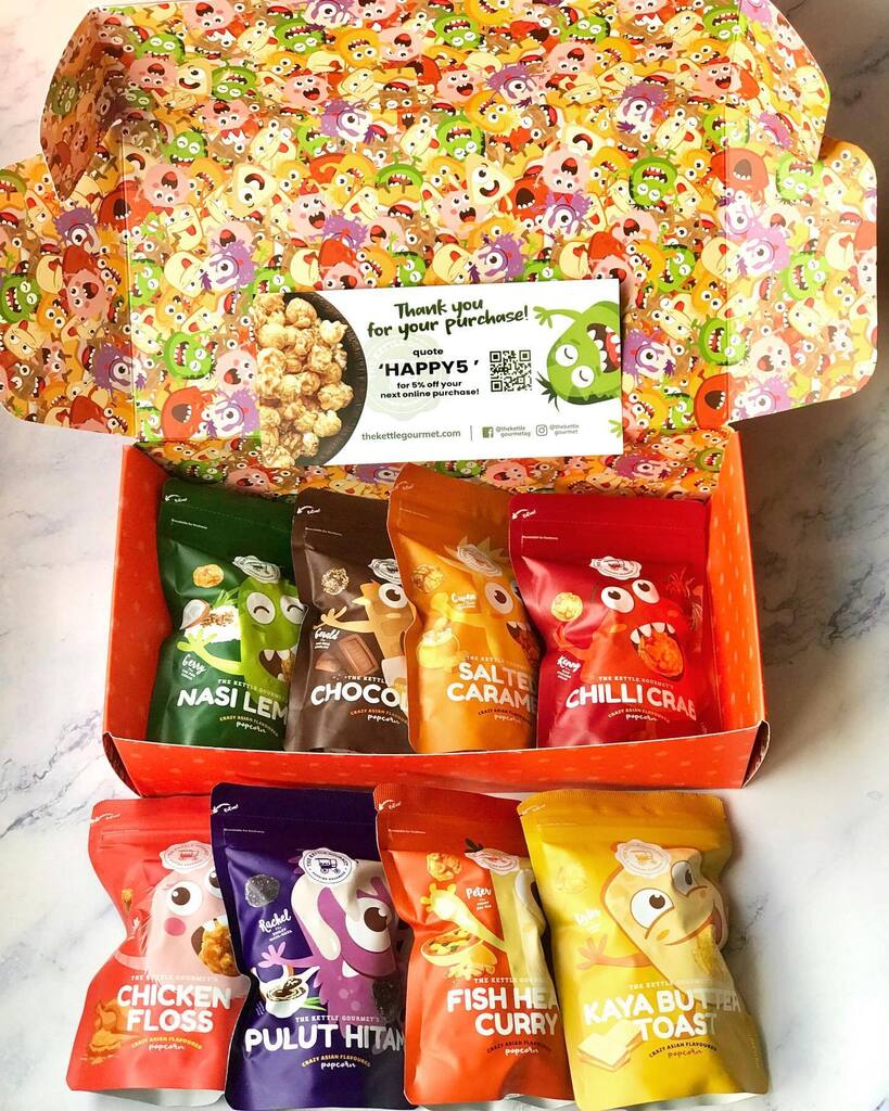 🧑‍🎄 What are the best gifts? Edible ones! @thekettlegourmet popcorn with iconic local flavours (Chill Crab, Pulut Hitam, Nasi Lemak, and more) are in festive boxes from S$24 onwards. Flavours so intense and addictive! And I love their quirky packaging de… instagr.am/p/Cl5IHHTSw9E/