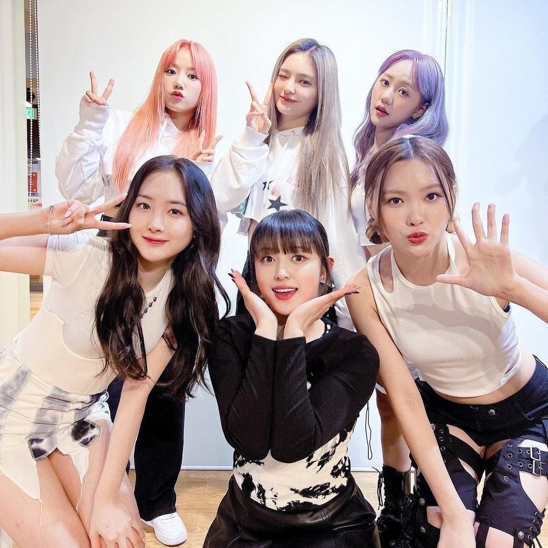 bugaboo_thinker's tweet photo. "thanks all my members for always staying by my side, we spent all the hard training time together, now we are one family, very happy..." – Rainie. https://t.co/0ePHRjfzBg