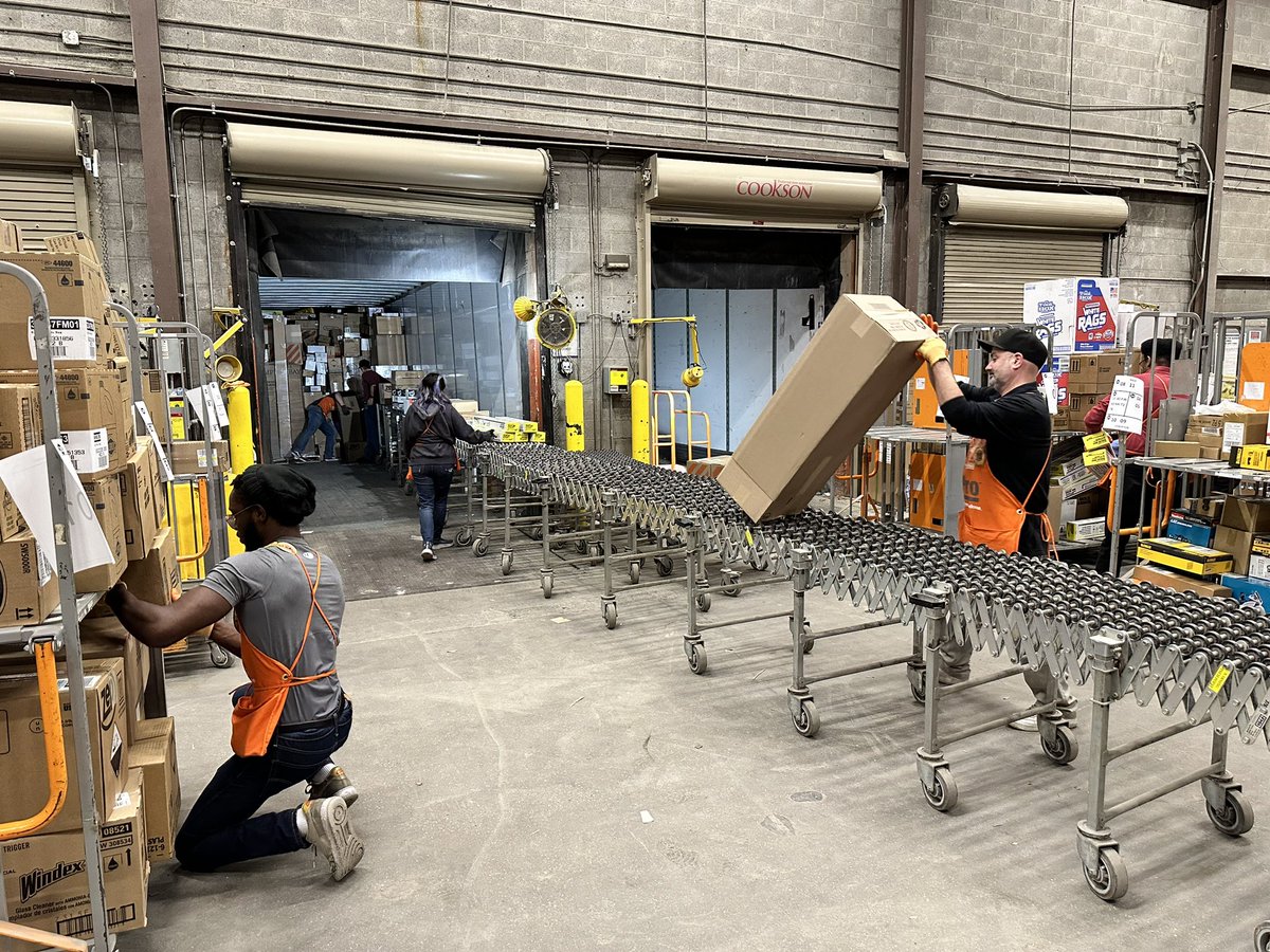 JBlytherTHD's tweet photo. #FreightAppreciationWeek Day 3. DS team unloading freight truck, Same page meeting & Freight celebration dinner.
Thank you to our wonderful DS team supporting our wonderful Freight team associates, you all are truly amazing 🤩 @Katrina_Zeger @BrianConwayTHD https://t.co/19gQB6CUok