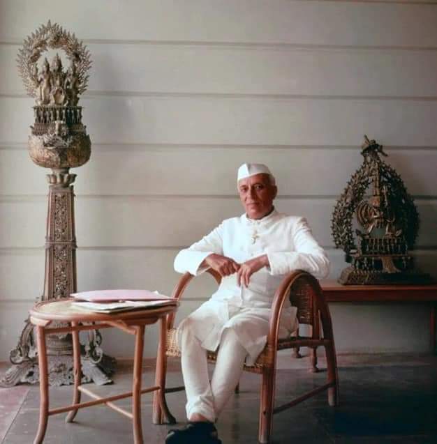 संसद परिसर में एक महिला ने नेहरू जी का कॉलर पकड़ कर पूछा, "देश को आज़ादी मिली, मुझ बुढ़िया को क्या मिला?"

नेहरू जी ने मुस्कुराते हुए जवाब दिया, "प्रधानमंत्री का कॉलर पकड़ने की आज़ादी।"

नेहरू जी ने ये नहीं कहा कि मेरी जान को खतरा है।

x.com/i/spaces/1MYxN…