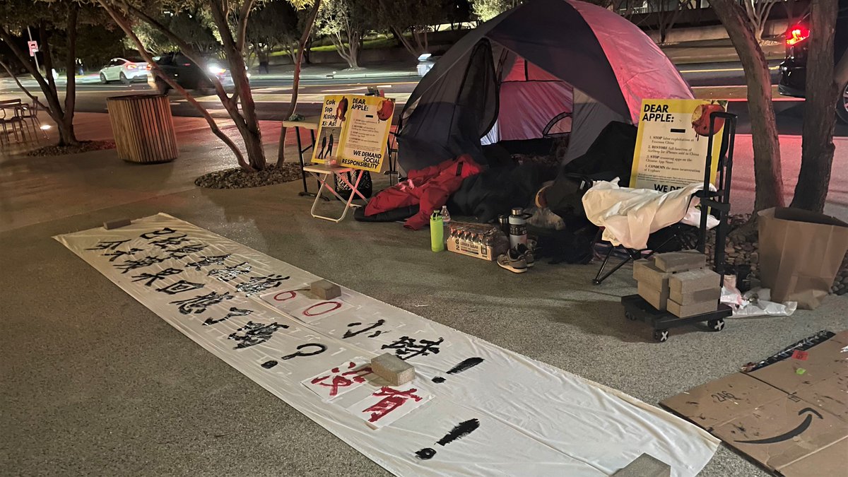 lisaxinsohradio's tweet photo. 加州留学生王涵在苹果公司总部前的绝食抗议进入第三天。傍晚时我来到了王涵身边，他静静的躺在那里。我轻轻叫了一声他的名字，他听到了。他没有力气说很多话，我只请他说了他最想说的：

『现在第三天，精神状态不是特别好。我们希望苹果给我们一个回应。

我想让大家帮忙传播，传播一下我在绝食..👇 https://t.co/S2w1SbJI5x