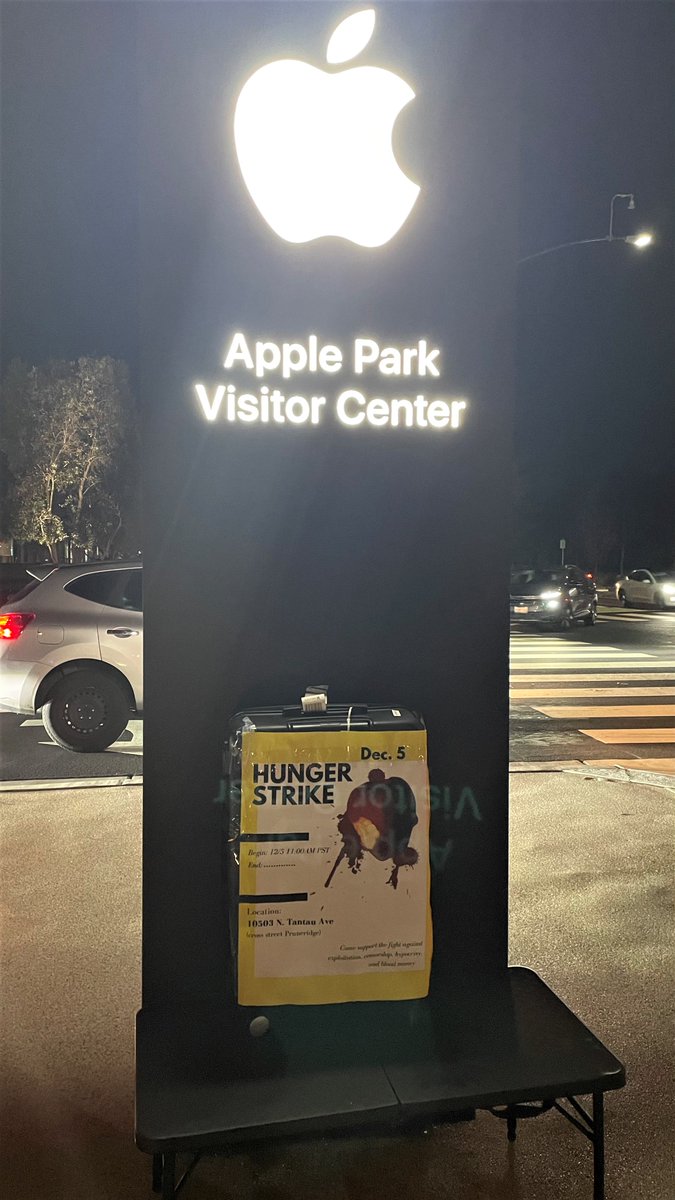 加州留学生王涵在苹果公司总部前的绝食抗议进入第三天。傍晚时我来到了王涵身边，他静静的躺在那里。我轻轻叫了一声他的名字，他听到了。他没有力气说很多话，我只请他说了他最想说的：

『现在第三天，精神状态不是特别好。我们希望苹果给我们一个回应。

我想让大家帮忙传播，传播一下我在绝食..👇