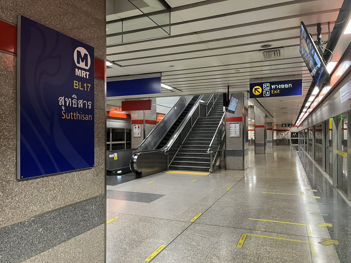 hkt_kim's tweet photo. เดินจาก MRT สุทธิสาร 600 เมตร ตอนสองทุ่มยังเงียบๆ สี่ทุ่มคนเริ่มเข้ามากัน วันธรรมดาคนไม่เยอะ คละหุ่นกันมาแล้วแต่ดวงเลยเหมือน My bed ทุกคนมาเพื่อสนุกกัน ได้กินด้วย โดนกินด้วย เปิดม่านมาทักทายกัน สนุกดี แต่ My bed เดินทางง่ายกว่า 7 โมงเช้าแยกย้าย #หอพักนักกีฬาชายล้วน #AthleteAllure https://t.co/vJX0ItLrjk