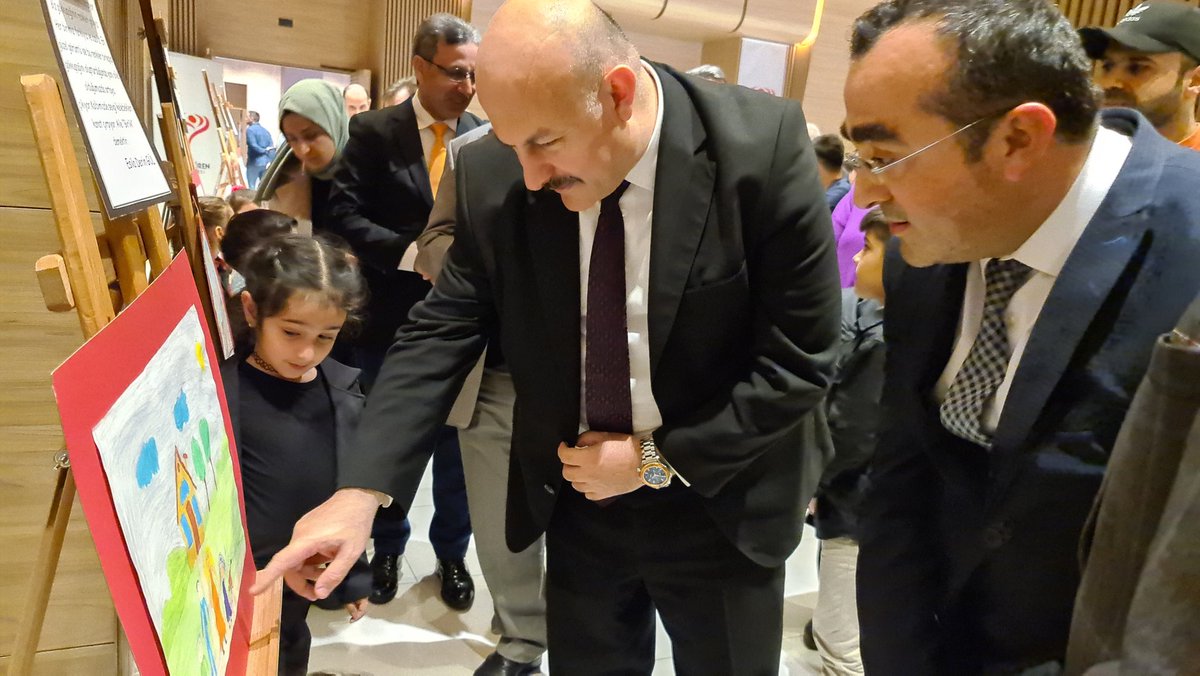 Güngörenimizde Okul Öncesi Öğrencilerimizin "Aile İçi Sevgi ve Saygı" Konulu "Benim Mutlu Ailem" Resim Sergisi"  Kaymakamımız Sn.Abdullah Küçük İle Eğitim Müdürümüz Ferhat Öztürk'ün Katılımıyla Genç Osman kültür Merkezimizde Yapıldı
<a href="/_ferhat_ozturk/">Ferhat Öztürk</a> 
<a href="/GungorenKym/">GüngörenKaymakamlığı</a> 
<a href="/istanbulilmem/">İstanbul İl Millî Eğitim Müdürlüğü</a>