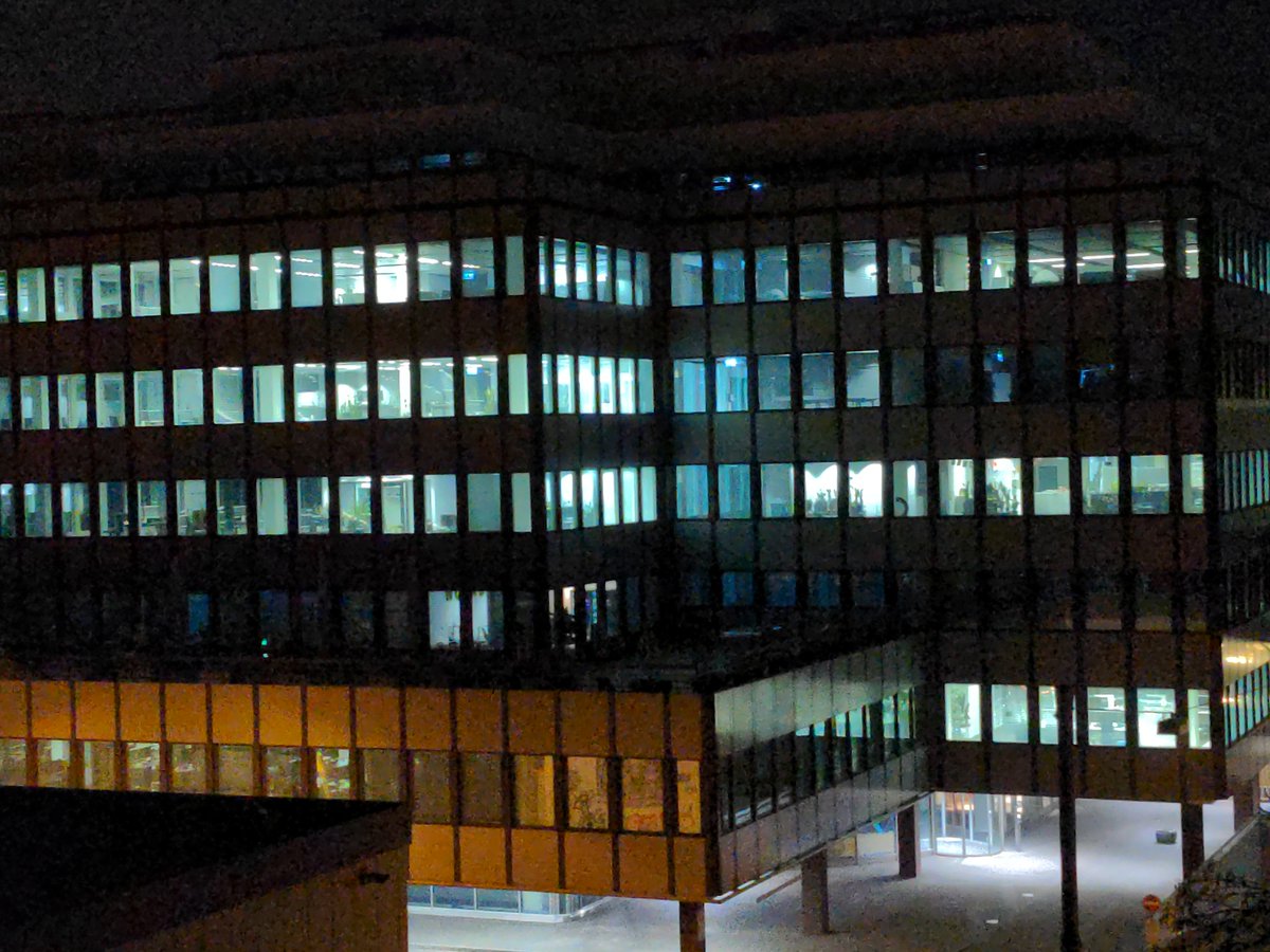 Zu einem Thema der #Energiekrise, über den Tellerrand geblickt:

Das ZKB-Hauptgebäude an der Hardbrücke hat ständig Licht an, egal ob man sich das vor oder nach Mitternacht anschaut.

Wir sollen nach BR Sommaruga #Duschduett machen, Staatsbetriebe aber verbraten sinnlos Strom? 🤔