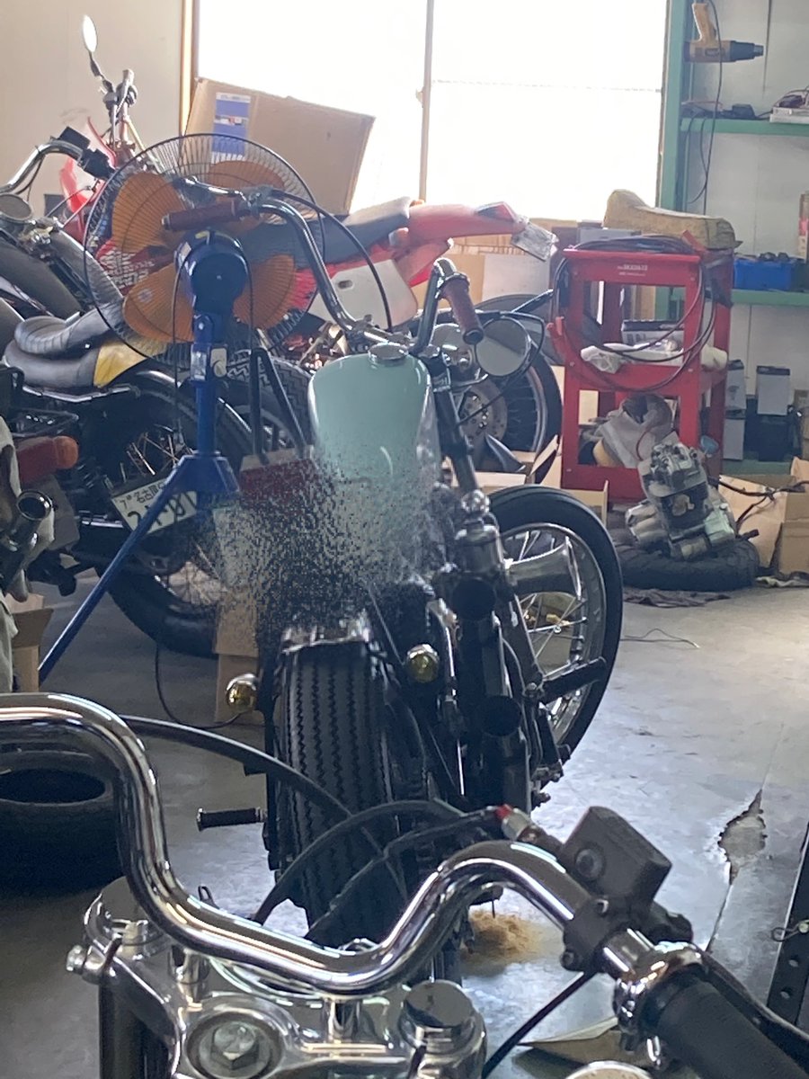 MotelTriangle's tweet photo. 1号機のバイクドック(健康診断)とタイヤ交換、4号機はやっとこさキャブ交換で入院、早く4号機でキャンプ行きたい
これでまた安心して旅にでれます。 https://t.co/VGFW2NTPna