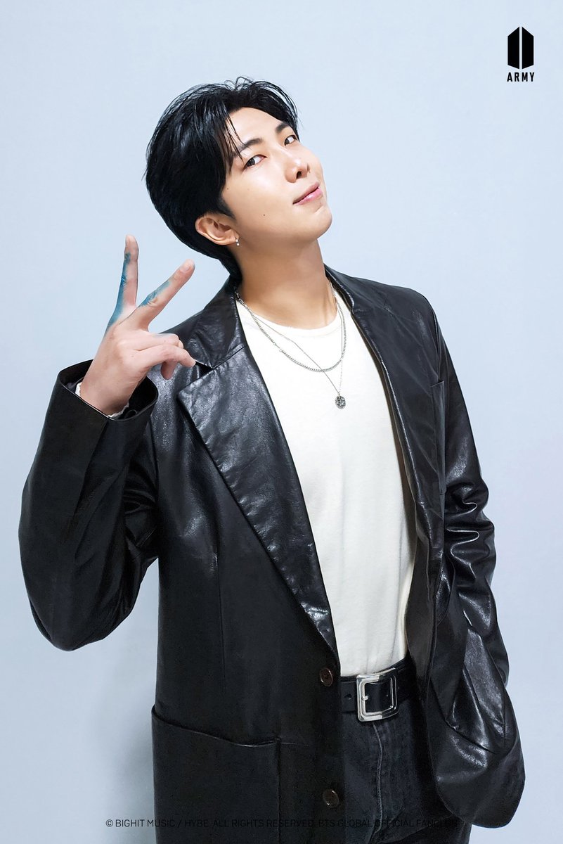 kiss_seven7's tweet photo. 📷 || Hilo con todas las fotos exclusivas de #NAMJOON para la membresia 🐨 (1)

"¡RM '#Indigo' cortes especiales para ARMY! 💜" https://t.co/nwYQB0vXsC