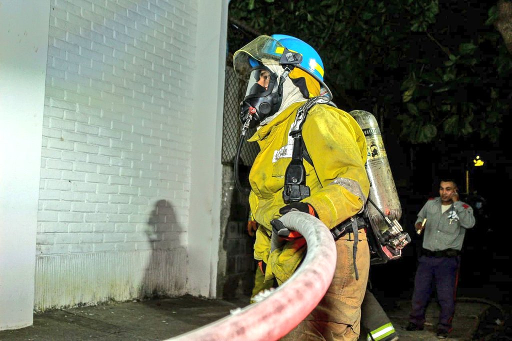 BomberosSV's tweet photo. 🚨Emergencia controlada. Ya no hay peligro de propagación. Realizamos enfriamiento y ventilación de la estructura afectada por acumulación de humo y gases. 👨🏻‍🚒💦 https://t.co/YAfJKnB4WE