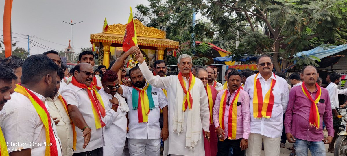 kvs447's tweet photo. ಹಾವೇರಿಯಲ್ಲಿ ನಡೆಯುವ 86ನೇ ಕನ್ನಡ ಸಾಹಿತ್ಯ ಸಮ್ಮೇಳನ  ರಥ ಯಾತ್ರೆ ಇಂದು ಸಿಂಧನೂರು ನಗರದಲ್ಲಿ ಆಗಮಿಸಿದ್ದು ರಥಕ್ಕೆ ಚಾಲನೆ ನೀಡುವ ಕಾರ್ಯಕ್ರಮದಲ್ಲಿ ಭಾಗವಹಿಸಿದೆ.
@BJP4Karnataka @nalinkateel @ikseshwarappa @BYVijayendra @BSYBJP @CMofKarnataka @ https://t.co/5BeMNOiofe