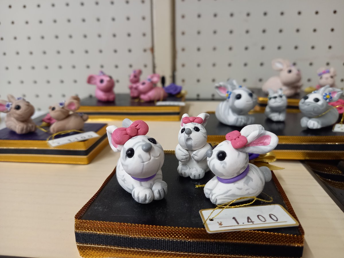 saitamacraft's tweet photo. 十二支【卯展】
只今、本館で1月15日（日）まで開催しております。
来年の干支である卯（うさぎ）をテーマに10名の作家の方々の作品を展示販売しております。
今回は切り絵・樹脂粘土・水引細工・つるし雛の作品をご紹介いたします。
＃埼玉伝統工芸会館
＃道の駅おがわまち
#十二支
＃卯展 https://t.co/FC6SPz4kJS