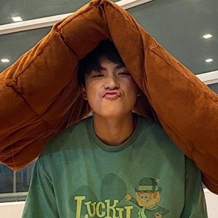 sjinth3's tweet photo. ANIVERSÁRIO DO MEU MORADOR DE RUA DE ESTIMAÇÃO🥳🥳🥳– vamo lá: https://t.co/ieFoNo7WlH