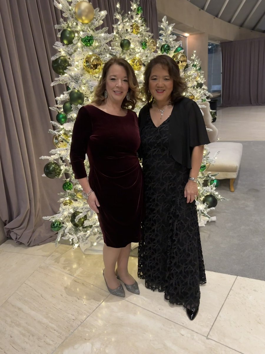 TheAnneChow's tweet photo. Wonderful to see so many friends & music lovers tonite! 🎶🎼 #HolidayCheer ✨🎄🎁 #CSuiteChristmas #InstrumentsforChange @DallasSymphony https://t.co/fbVvWbIkDX