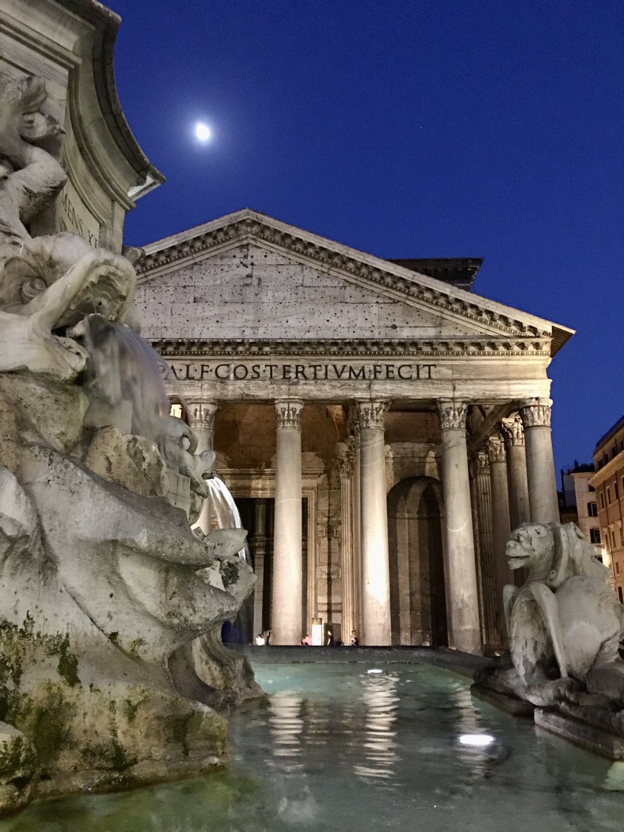 #Pantheon 💙 nell'ora blu… #Roma 🤍