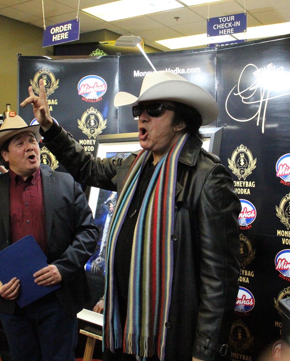 Passrat's tweet photo. Honorary Calgary White Hat tonight to Mr Gene Simmons. Making our guest an Honorary Calgarian @calgarystampede @smithbilthats #minhasbrewery #genesimmons https://t.co/fNfPpTT29t
