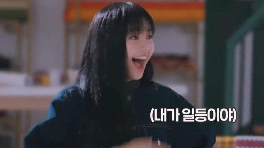 lisoopix's tweet photo. jisoo said lisa reacted more to this than when she won her VMA https://t.co/NPCrxFsnSK