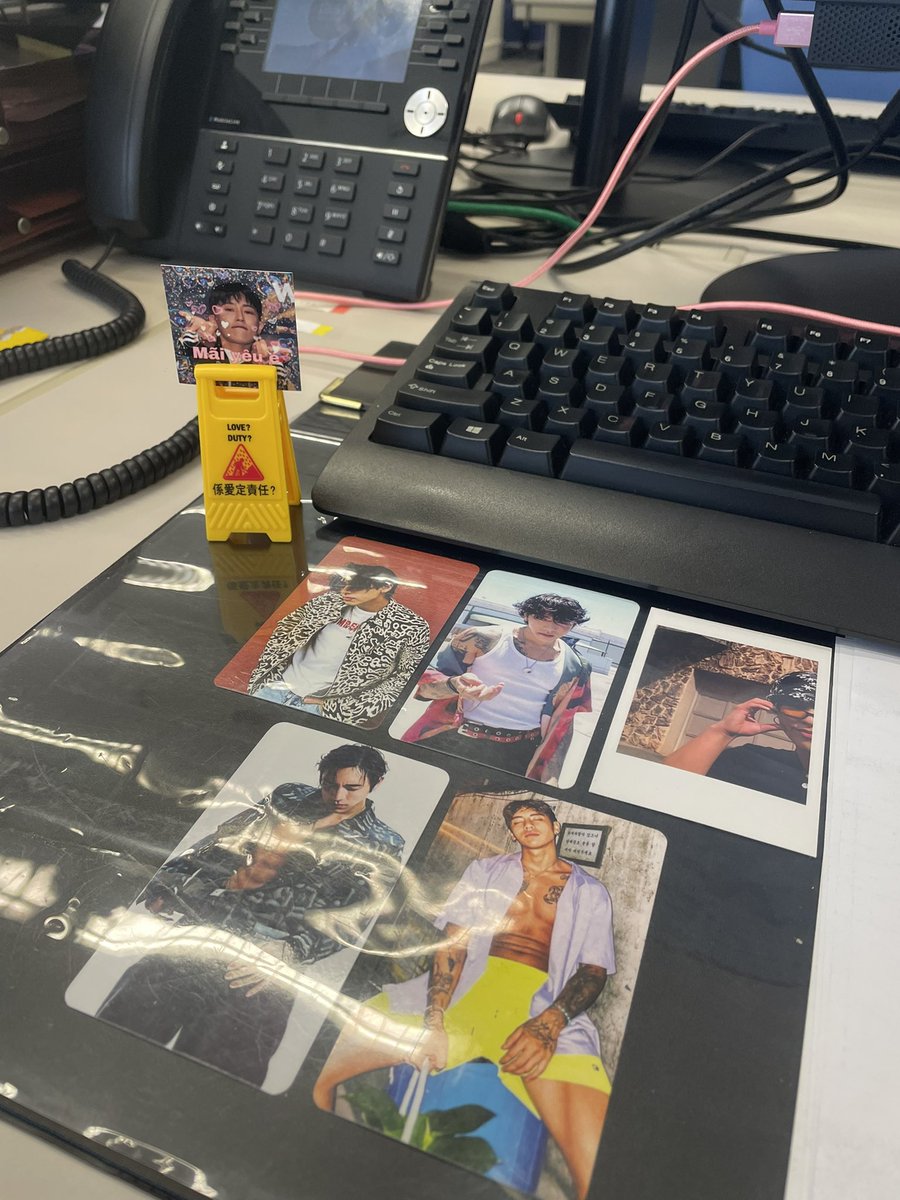 bo_queenHK's tweet photo. my work desk🤓 also I just noticed the back of the card now🥲 thank you to the Vietnam fan who made this 💛 hopefully you’ll see DPR one day soon🫶 DPR fandom is a different breed I swear 
#DPRession https://t.co/EdjkbeWyJq